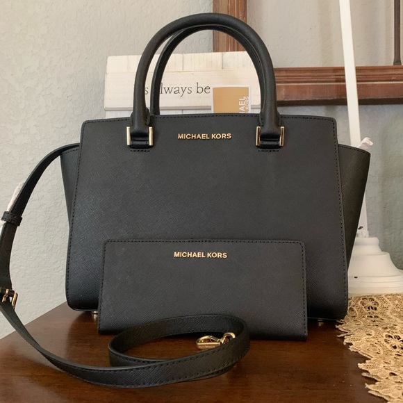 Michael Kors Handbags - Last one 🖤 New MK black Selma Set